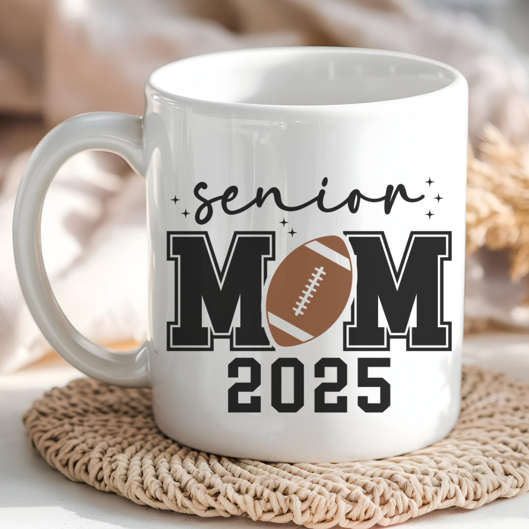 Taza de cerámica "Mamá Futbolera" de Senior Mom 2025: alimenta tu pasión y celebra el viaje